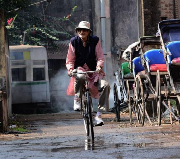 Amitabh Bachchan cycles in Kolkata