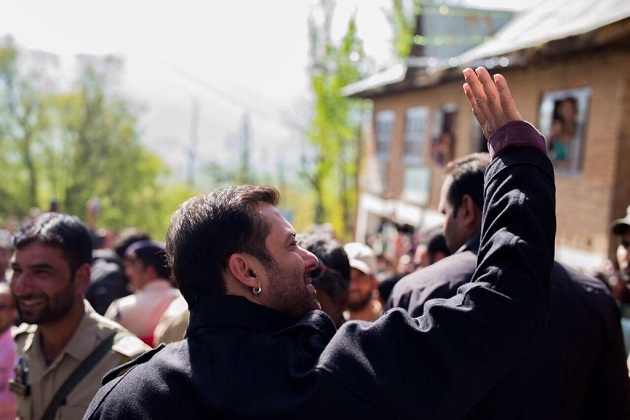 Salman Khan waving his hand towards fan