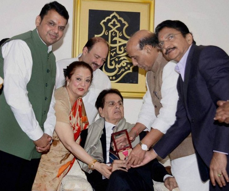 Devendra Fadnavis, Rajnath Singh, Saira Banu with Dilip Kumar