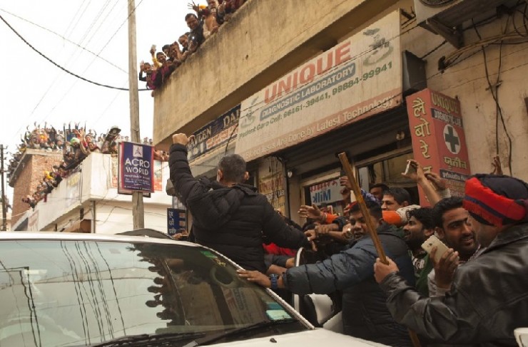 Aamir Khan Mobbed By Fans Outside Dangal Sets