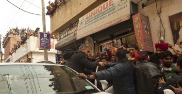 Aamir Khan waves to the fans crowd in Ludhiana