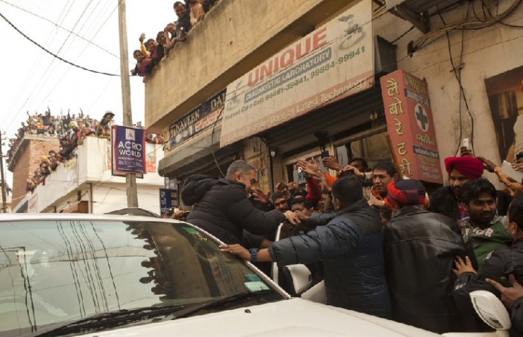 Aamir Khan waves to the fans crowd in Ludhiana