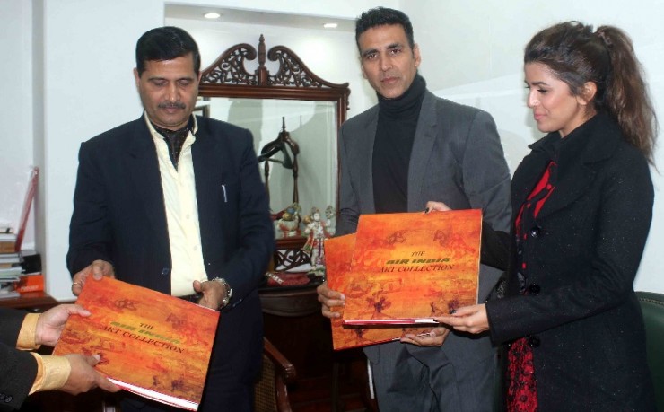 Akshay Kumar, Nimrat Kaur promote Airlift