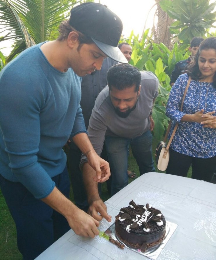 Hrithik celebrates birthday with Media