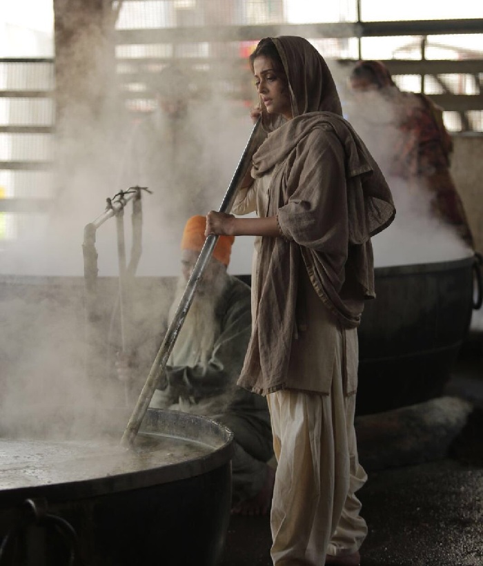 Aishwarya Rai Bachchan cooks food for devotees at the Golden temple