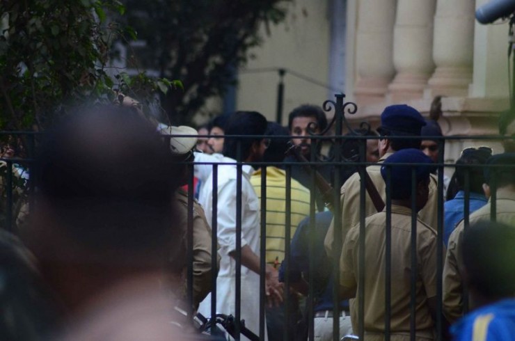 SRK at Raees set in Mumbai