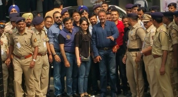 Sanjay Dutt at Mumbai airport with Manyata