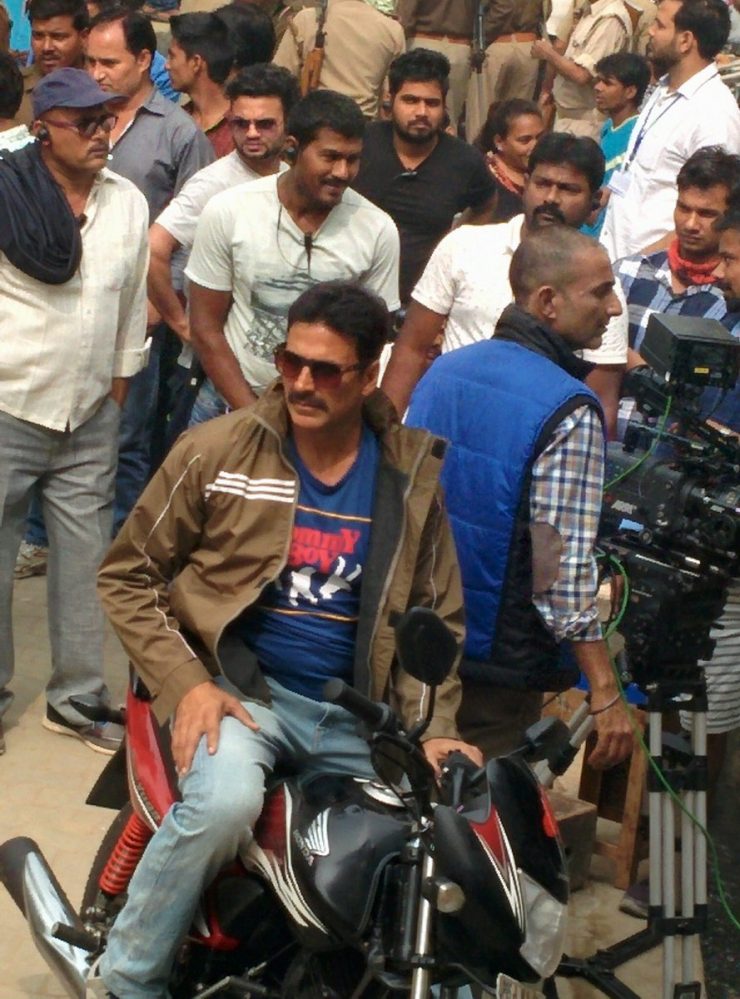 Akshay Kumar surrounded by fans in Mathura