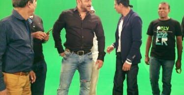 Salman Khan with Shahrukh Khan during the promo shoot of Bigg Boss 9